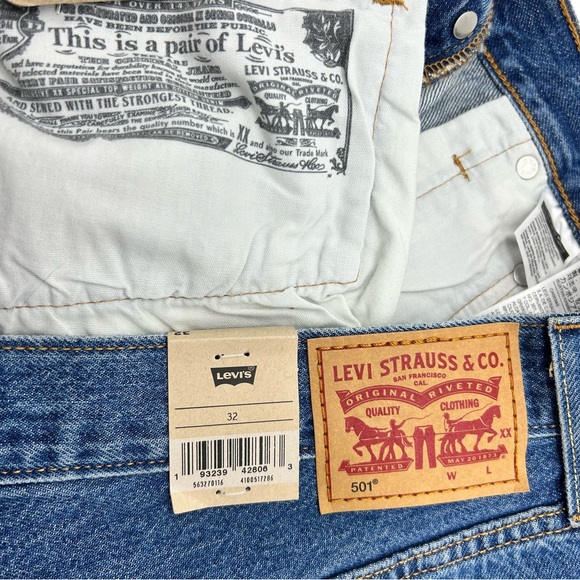 Levi’s Women’s Distressed Blue Denim Shorts Size 32R - Picture 7 of 10